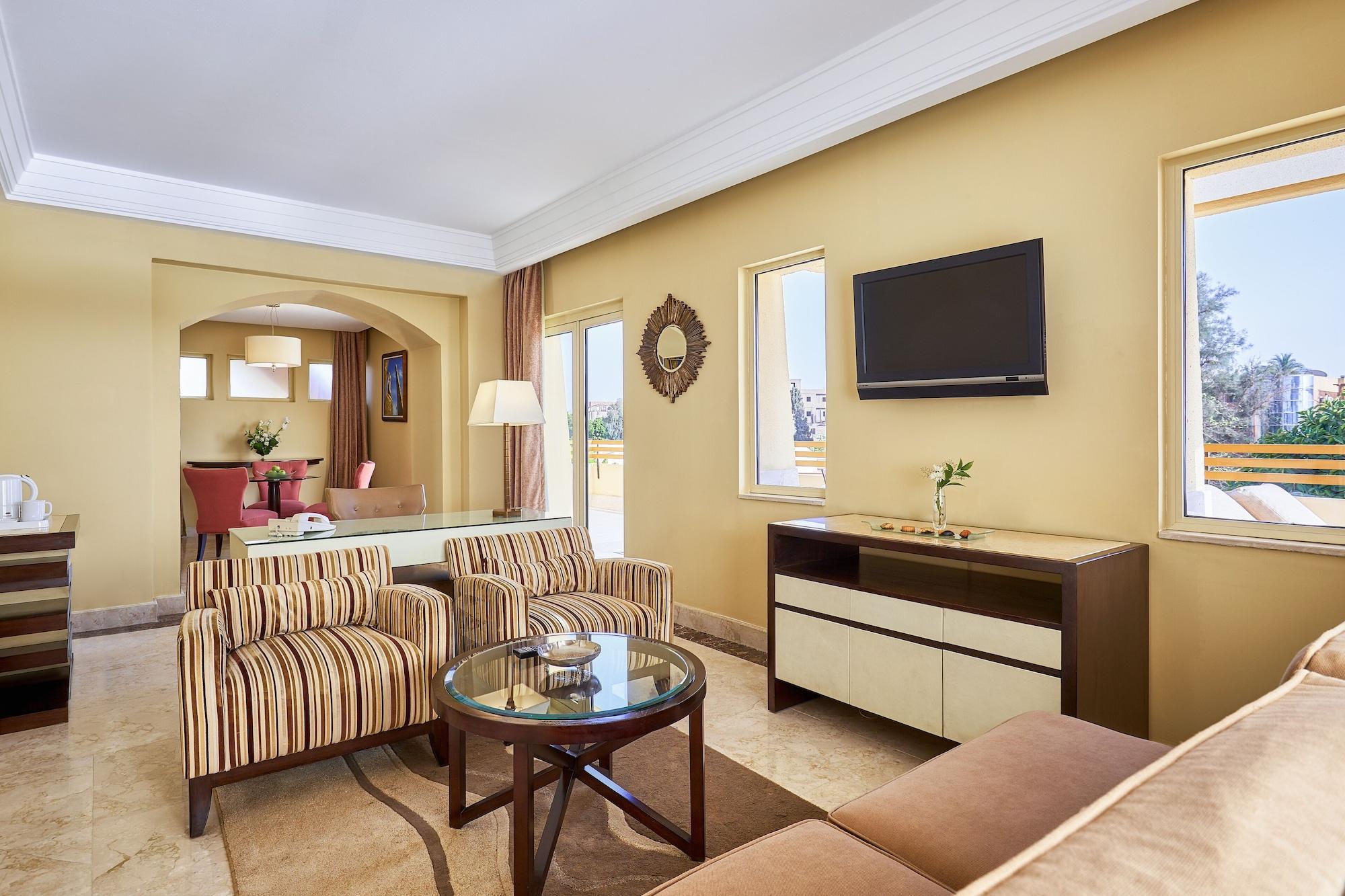 Steigenberger Resort Achti Luxor Exteriör bild Suite at the Hilton Alexandria Golf Resort