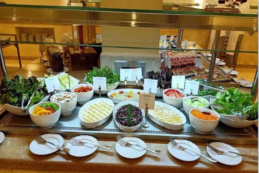 Steigenberger Resort Achti Luxor Exteriör bild A salad bar