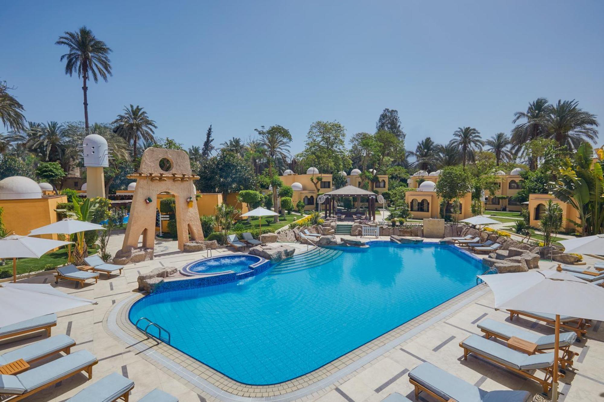 Steigenberger Resort Achti Luxor Exteriör bild The pool at the hotel