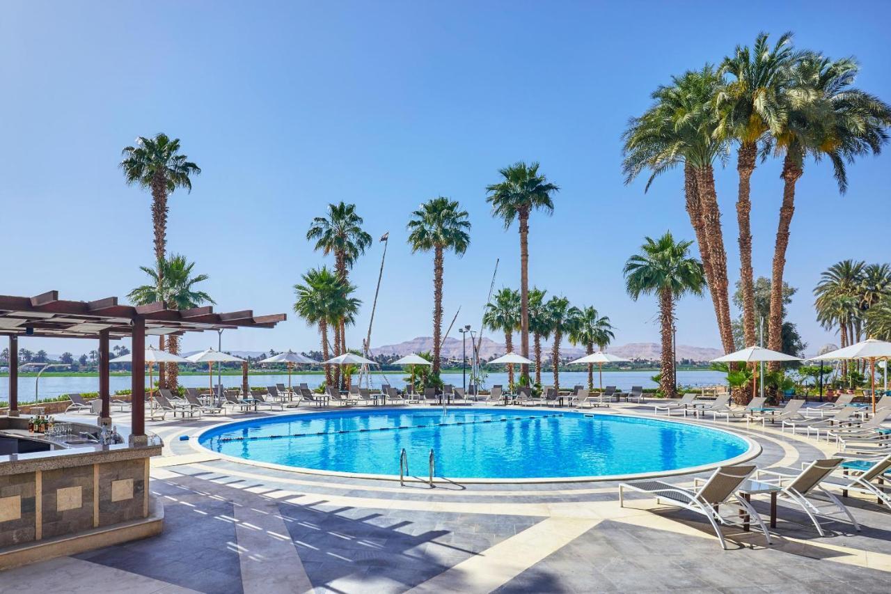 Steigenberger Resort Achti Luxor Exteriör bild The pool at the Hilton Luxor