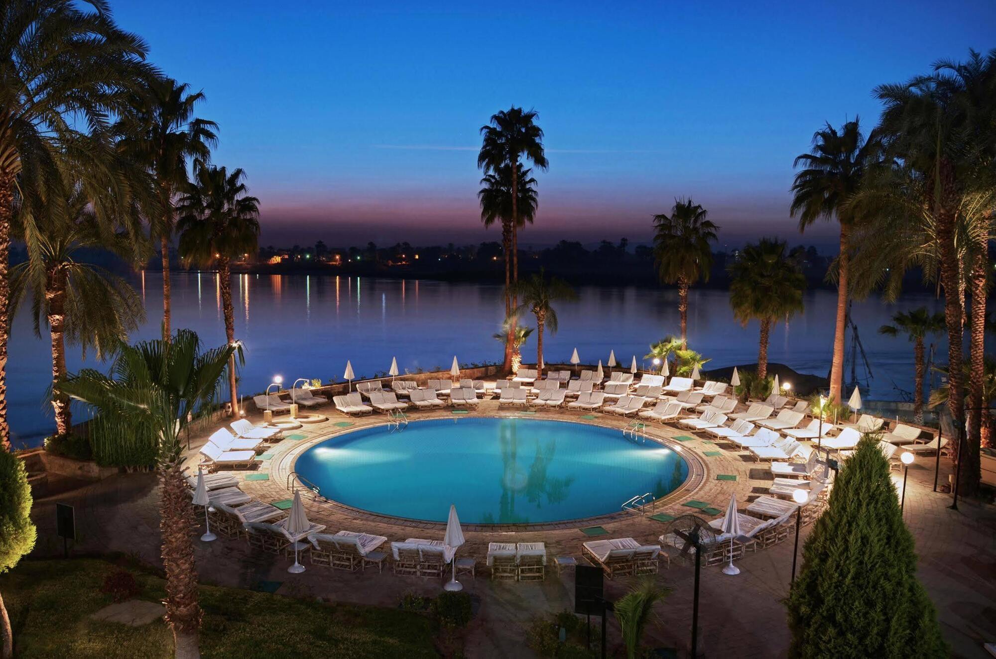 Steigenberger Resort Achti Luxor Exteriör bild The pool at the Four Seasons Hotel, Cairo
