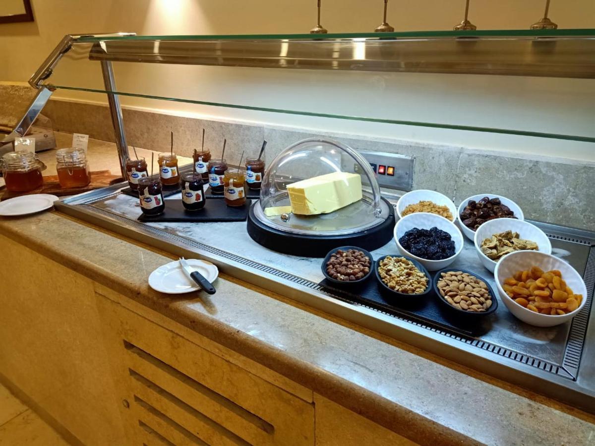 Steigenberger Resort Achti Luxor Exteriör bild A cheese display
