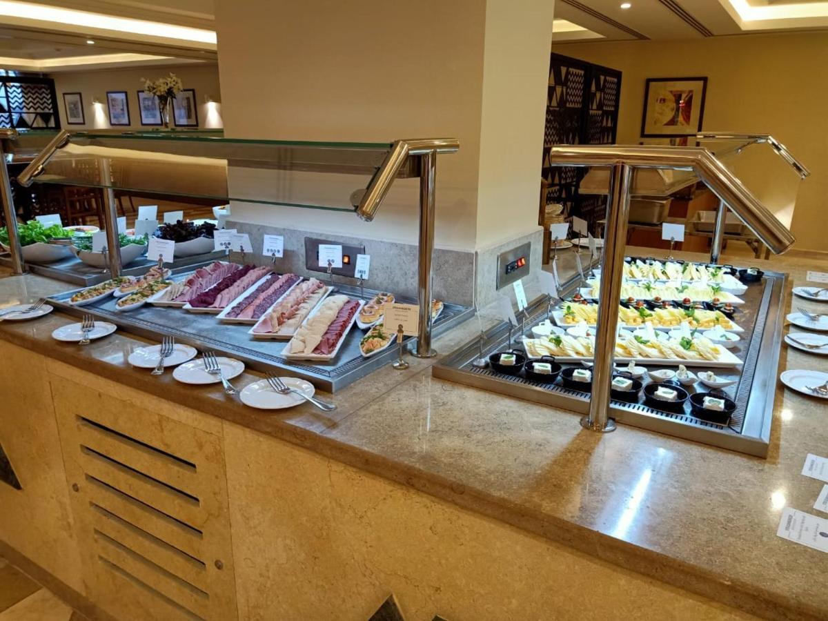 Steigenberger Resort Achti Luxor Exteriör bild A buffet at a hotel