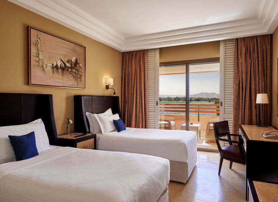 Steigenberger Resort Achti Luxor Exteriör bild A room at the Hilton Luxor